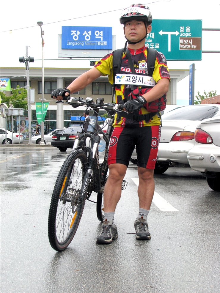 '전남 보성 고향까지 왕복 1,000km 자전거 페달을 밟는 고양시 공무원' 게시글의 사진(1) '자전거타고 고향까지 가는 조계일씨'