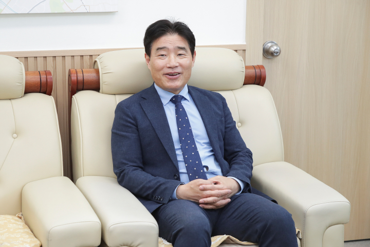 '고양특례시의회 김운남 의장, 2025 고양국제꽃박람회 현장 방문…“시민과 함께 꽃피우는 고양의 미래”' 게시글의 사진(3) '김운남 의장3'