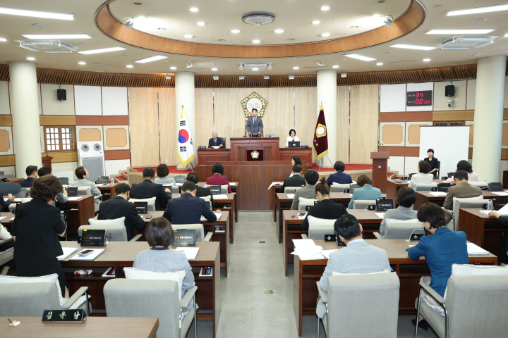 '고양특례시의회, 시정 전반 점검하며 제295회 정례회 일정 마무리' 게시글의 사진(1) '제295회 정례회 제3차 본회의 (2)'